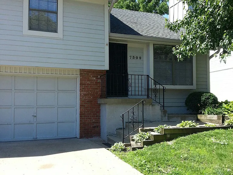 7307 NW 82nd St — Photo 1