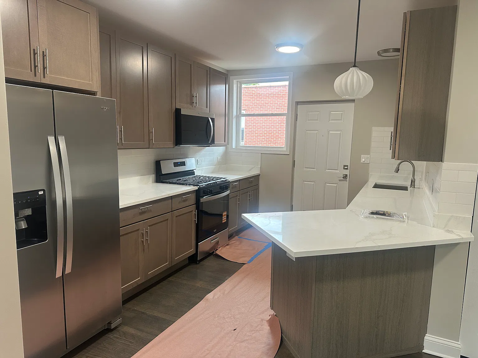 2 bed, 700 sqft, $1,900 — Photo 2