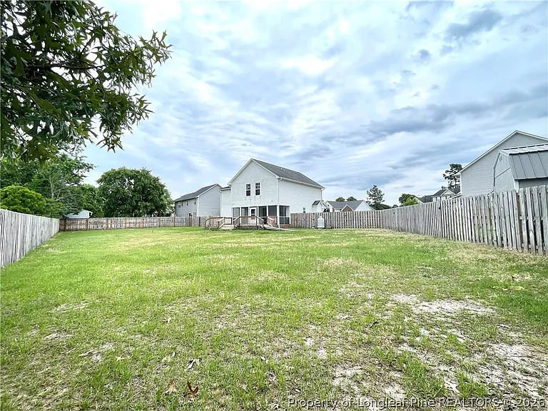 82 Essex Ct W — Photo 20
