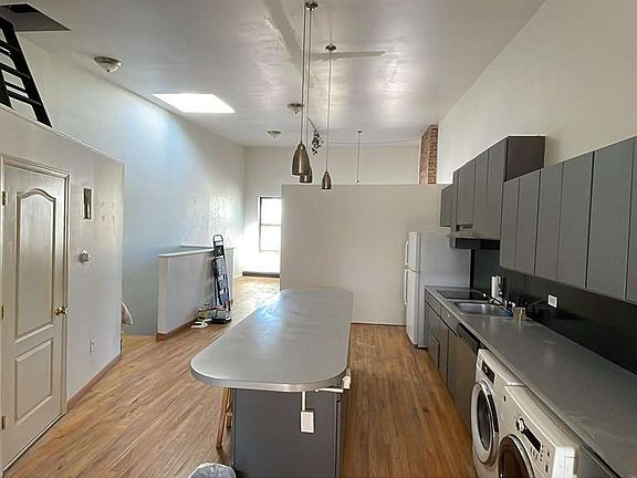 4th image of 1068 Halsey St #2