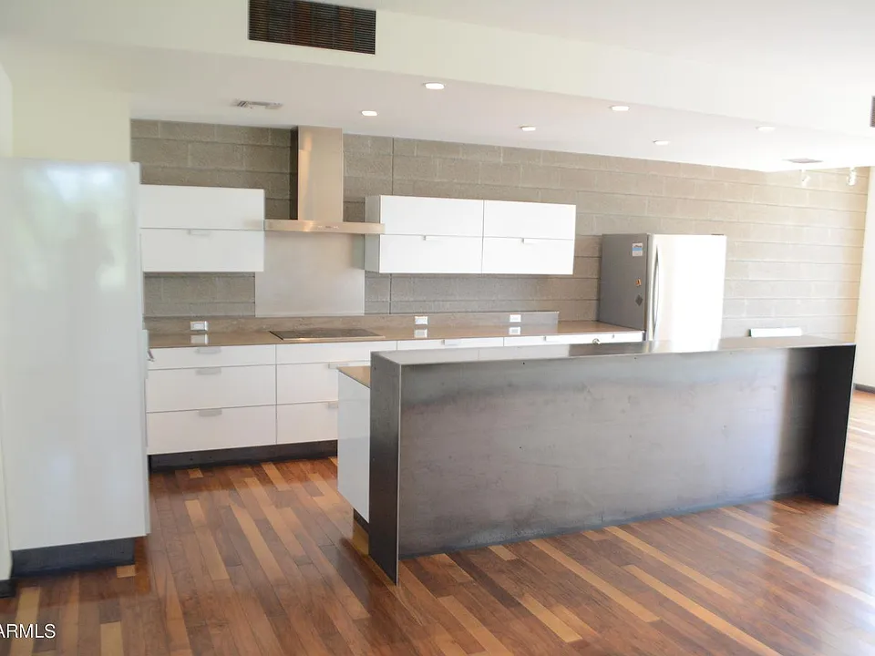 Kitchen with Breakfast Bar