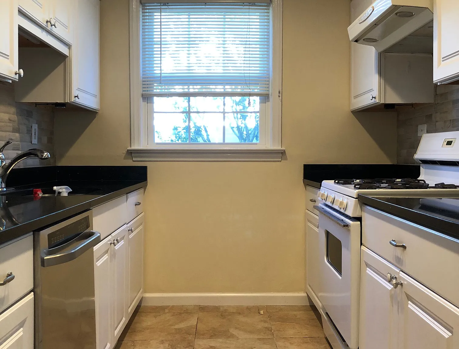 3 bed, 1.5 bath, 1900 sqft, $5,995 — Photo 1