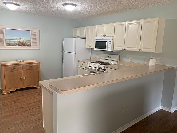 5th image of 284 Katherine Pl