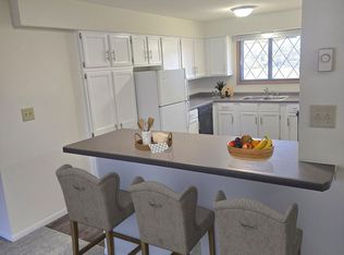 249 Meadowcreek Dr APT 5, Pewaukee, WI 53072