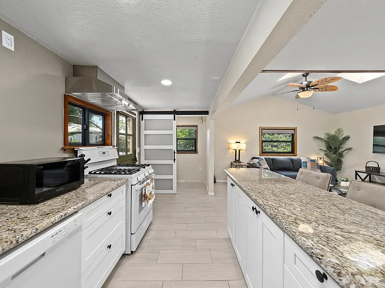 20276 Sycamore Dr — Photo 25