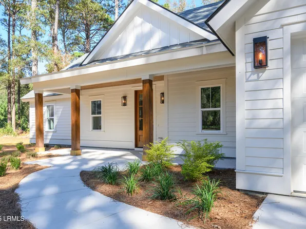 15 Woods Ln, Beaufort, SC 29907