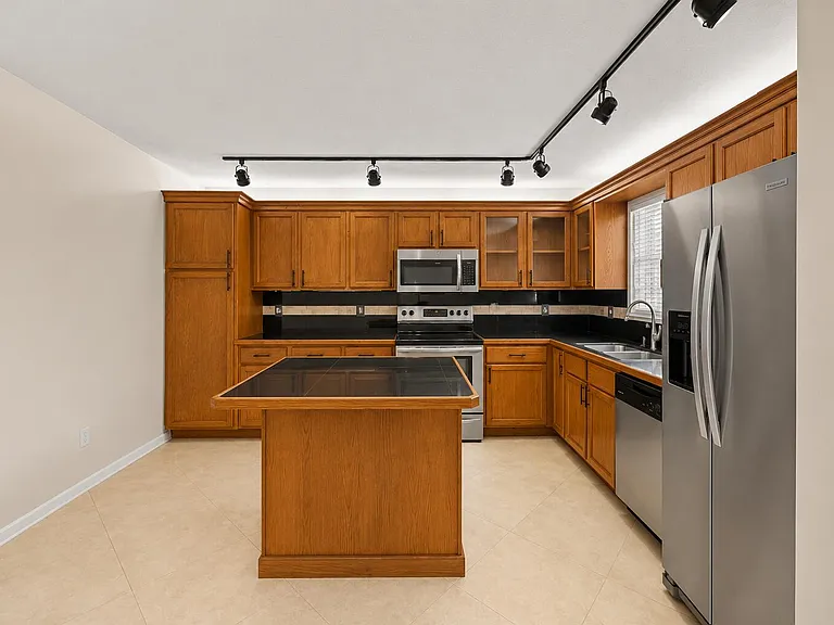 4528 SW 54th St #302-B — Photo 15