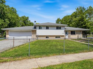 16388 Terry Ln, Oak Forest, IL 60452