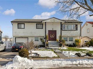 3971 Darby Ln, Seaford, NY