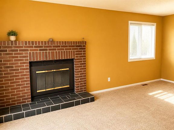 3rd image of 5 E Hillside Cres