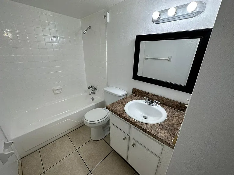 1830 Maravilla Ave #303 — Photo 9