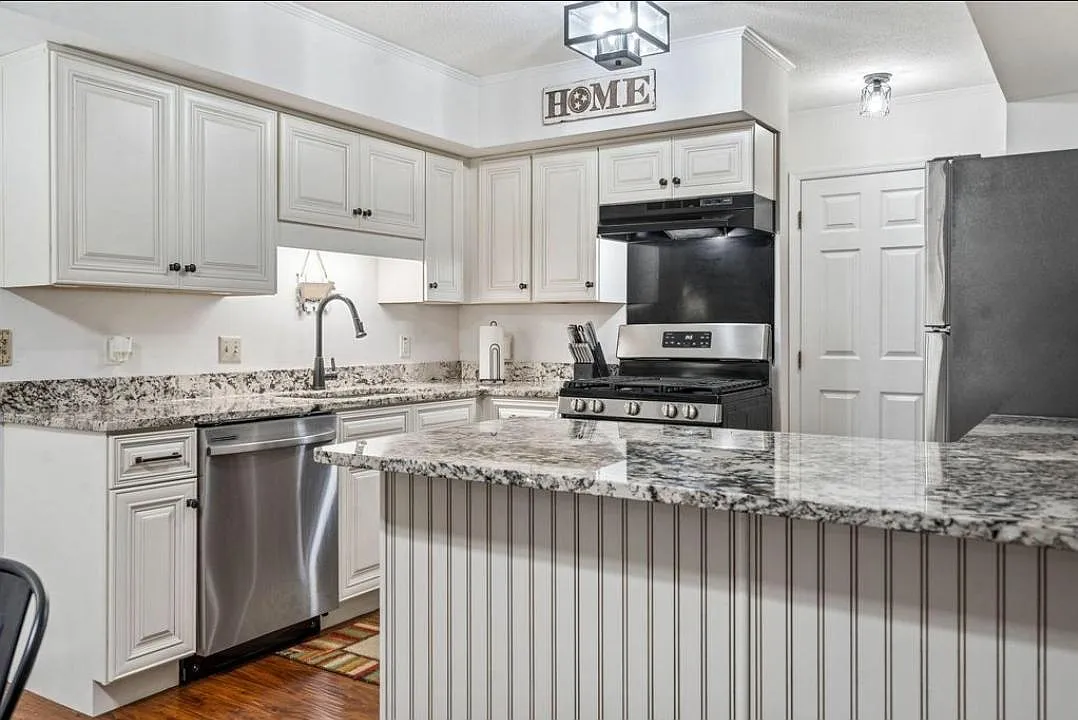 3 bed, 1594 sqft, $2,085 — Photo 2