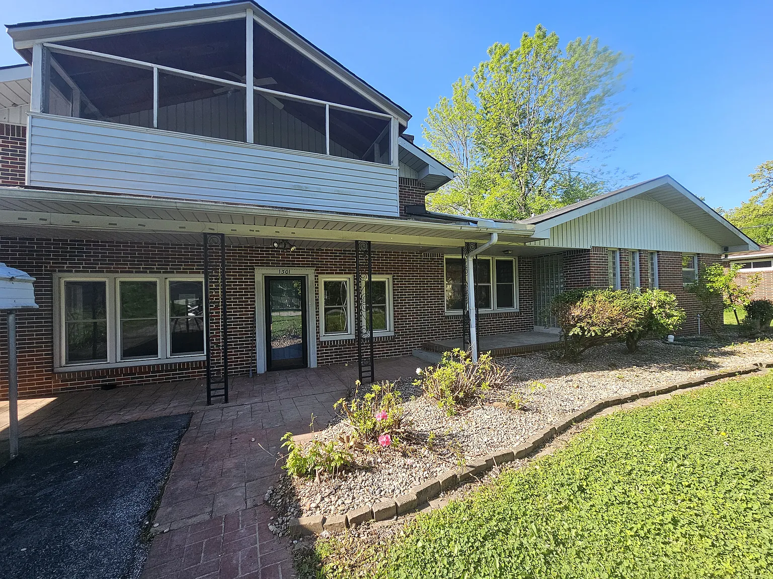 3 bed, 2475 sqft, $1,900 — Photo 1
