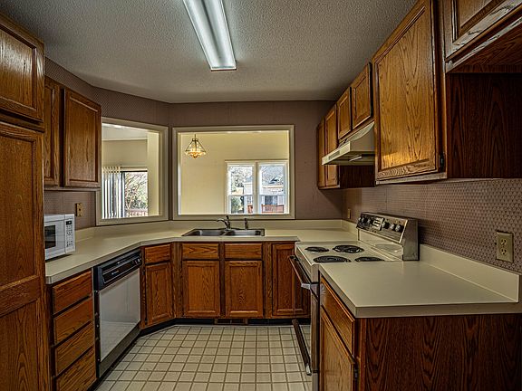 2nd image of 609 Windsong Ln