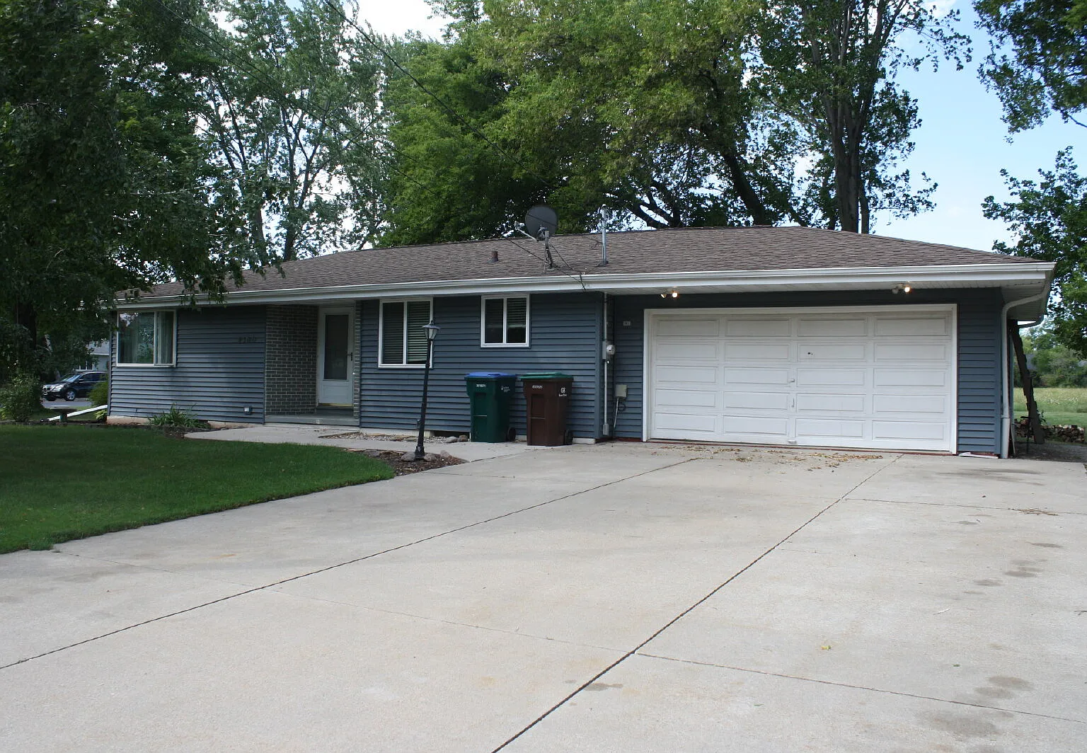 3 bed, 1.5 bath, 1327 sqft, $1,850 — Photo 1