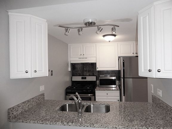 3rd image of 1978 Kenilworth Cir APT D