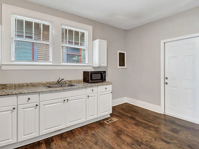 708 W Victory Dr #A — Photo 21