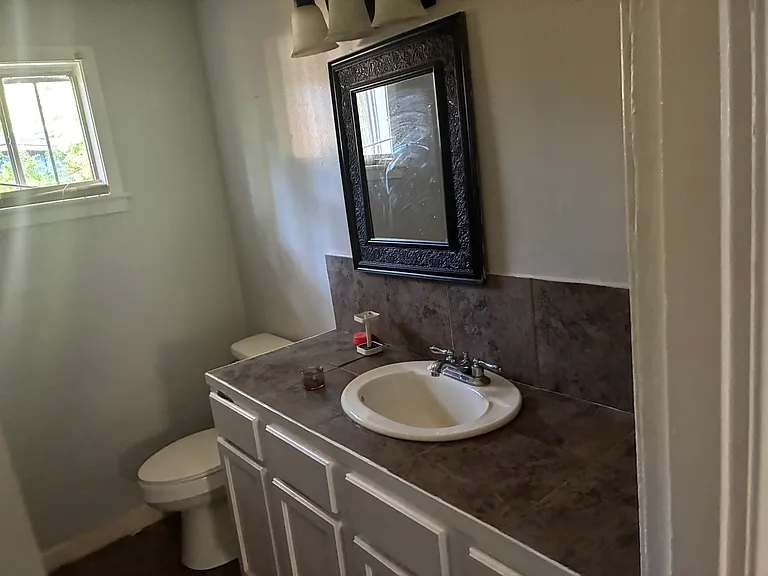 114 Hanford Pl — Photo 5