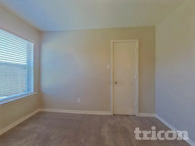 233 Amherst Dr — Photo 11