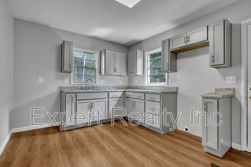 3 bed, 1.0 bath, 1178 sqft, $1,150 — Photo 2