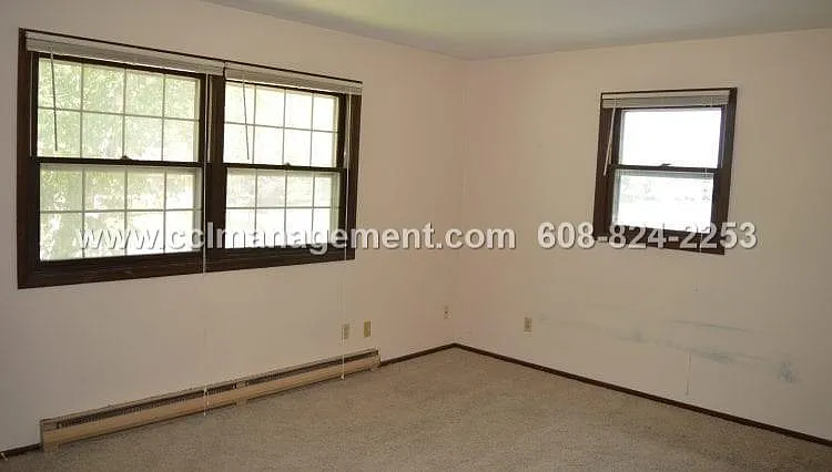 3 bed, 1.5 bath, 1900 sqft, $1,995 — Photo 3