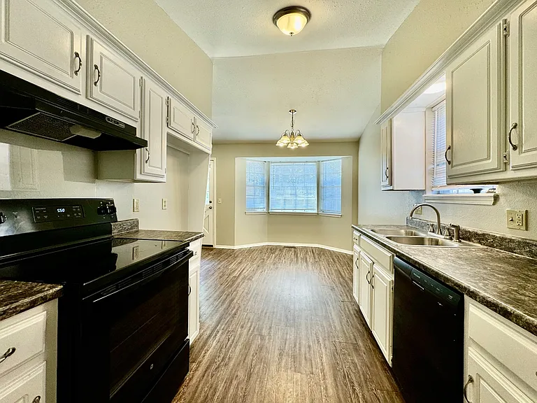 1006 Richmond St — Photo 8