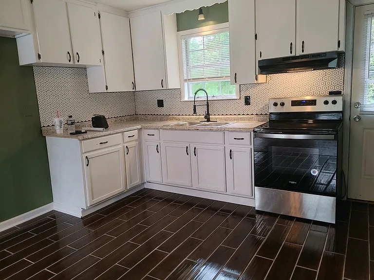 242 Sissom Ln — Photo 5