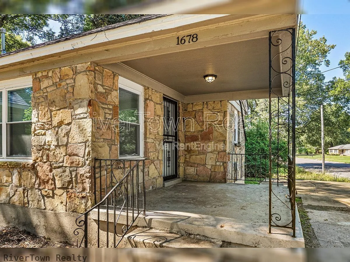 3 bed, 2.0 bath, 1224 sqft, $1,195 — Photo 2