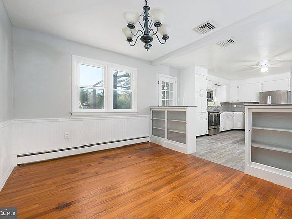 3rd image of 816 W 1st Ave