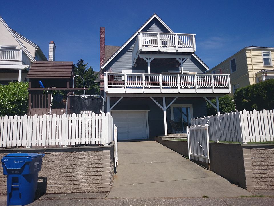 2nd image of 2355 Rosemont Pl W