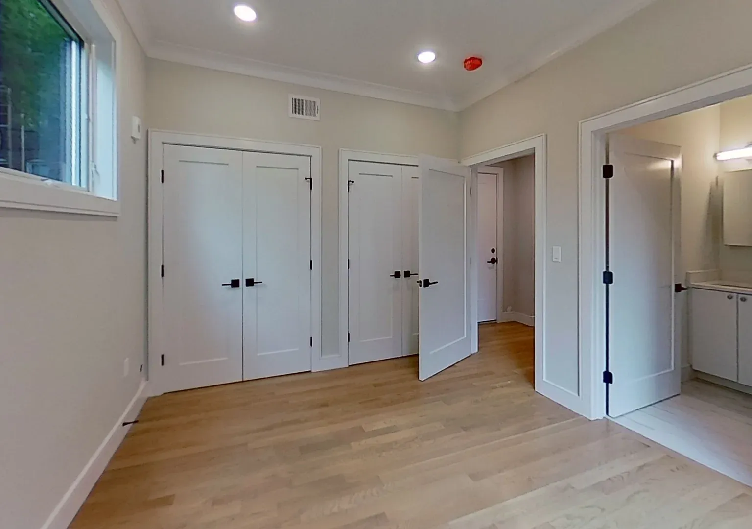 2 bed, 860 sqft, $3,895 — Photo 2