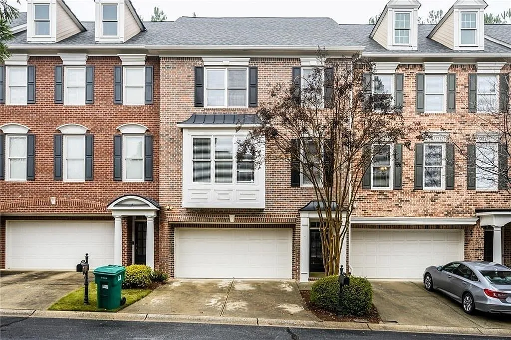 4 bed, 3.0 bath, 2724 sqft, $3,200 — Photo 2