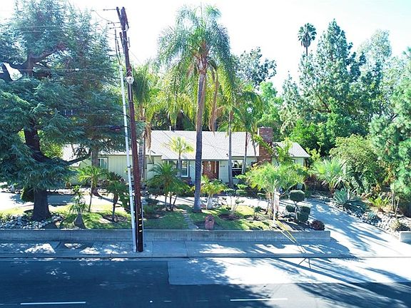 3rd image of 2204 E Cameron Ave