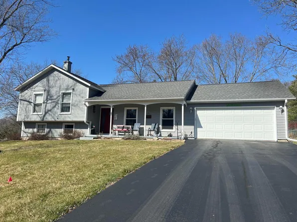 3 Aspen Dr, Mount Carroll, IL 61053