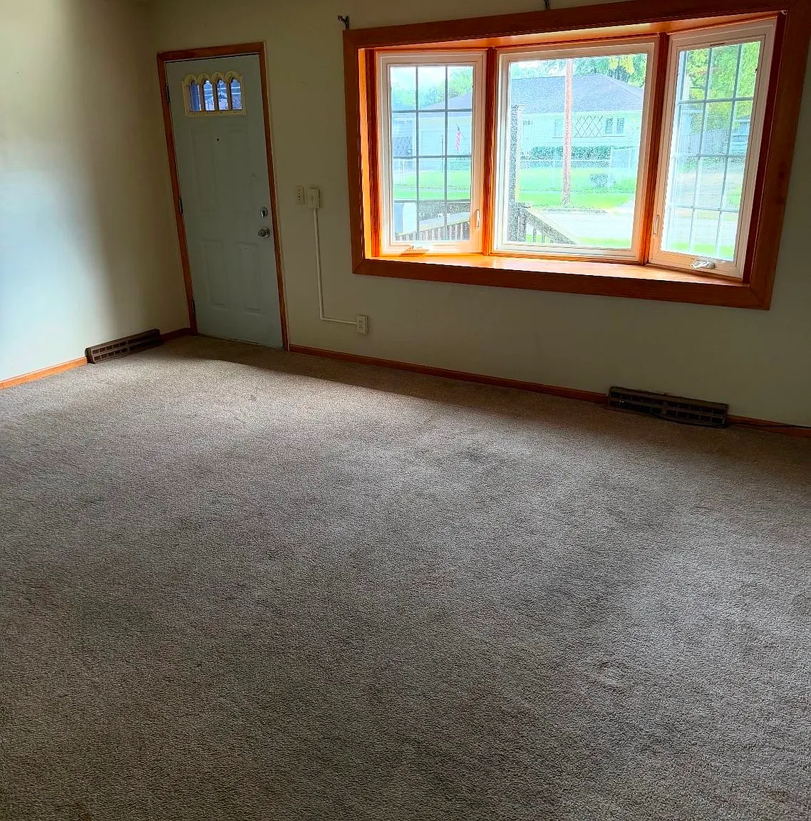 3 bed, 1.0 bath, 2080 sqft, $1,300 — Photo 3