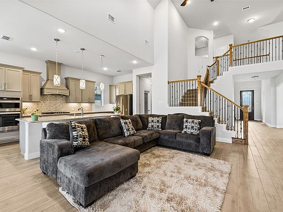 2nd image of 310 Fox Crossing Ln