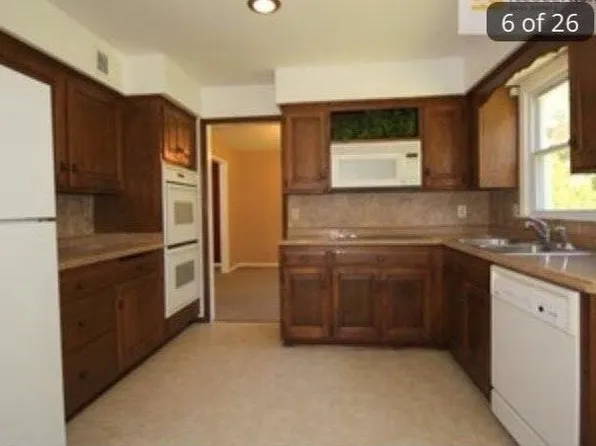 8420 W 98th St, Overland Park, KS 66212
