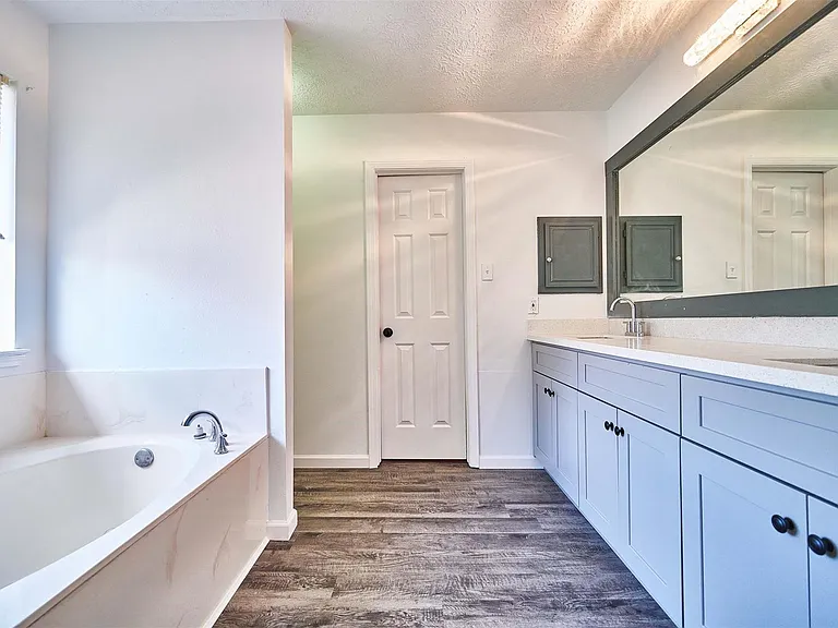 11011 Landsbury Ct — Photo 23