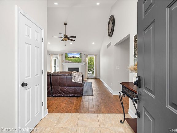5th image of 3054 Emery Ln