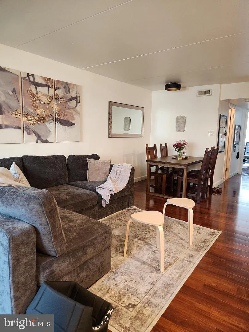 2 bed, 1.0 bath, 1008 sqft, $2,500 — Photo 3