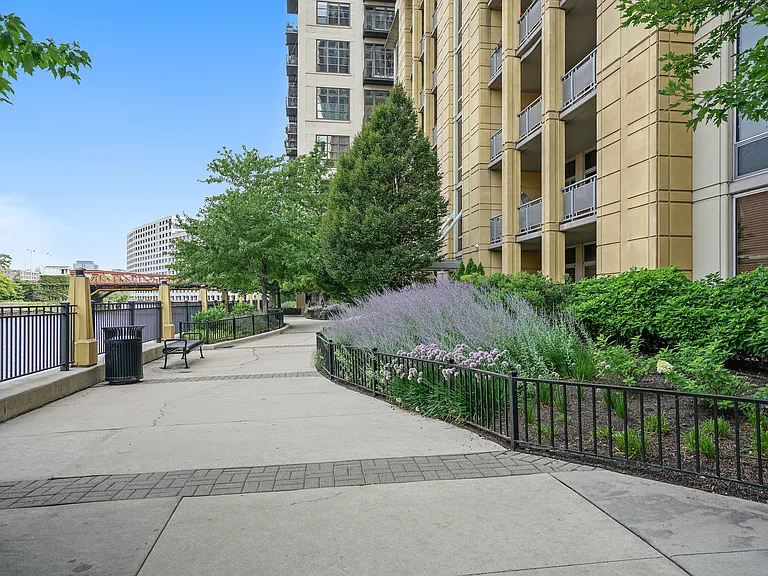 700 N Larrabee St #801 — Photo 25