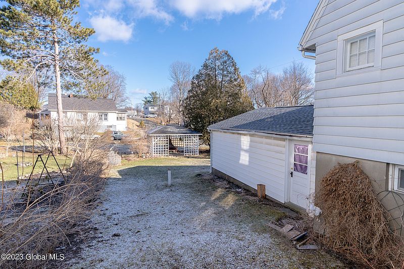 4th image of 623 Hoosick Road