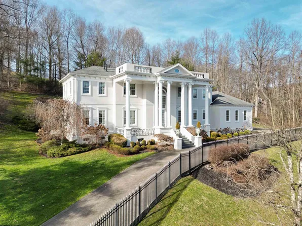 40 Juniper Ln, Bridgeport, WV 26330