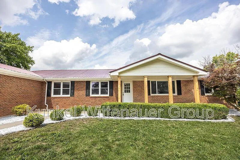 4 bed, 2.5 bath, 2400 sqft, $2,300 — Photo 4