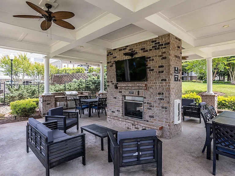 Summerhouse with Fireplace, TV, and Grills
