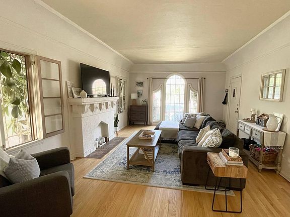 4th image of 359 N Gardner St #369