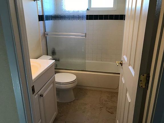 Upstairs Full Bathroom