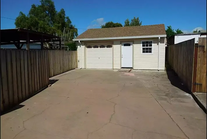 1774 Bancroft Ave — Photo 4