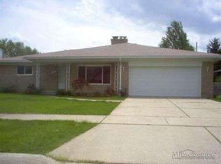 787 Woods Ln, Grosse Pointe Woods, MI 48236