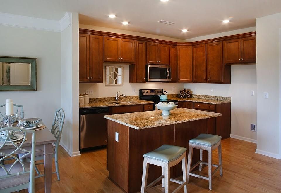 1st image of 1305 Pennington Dr #1305